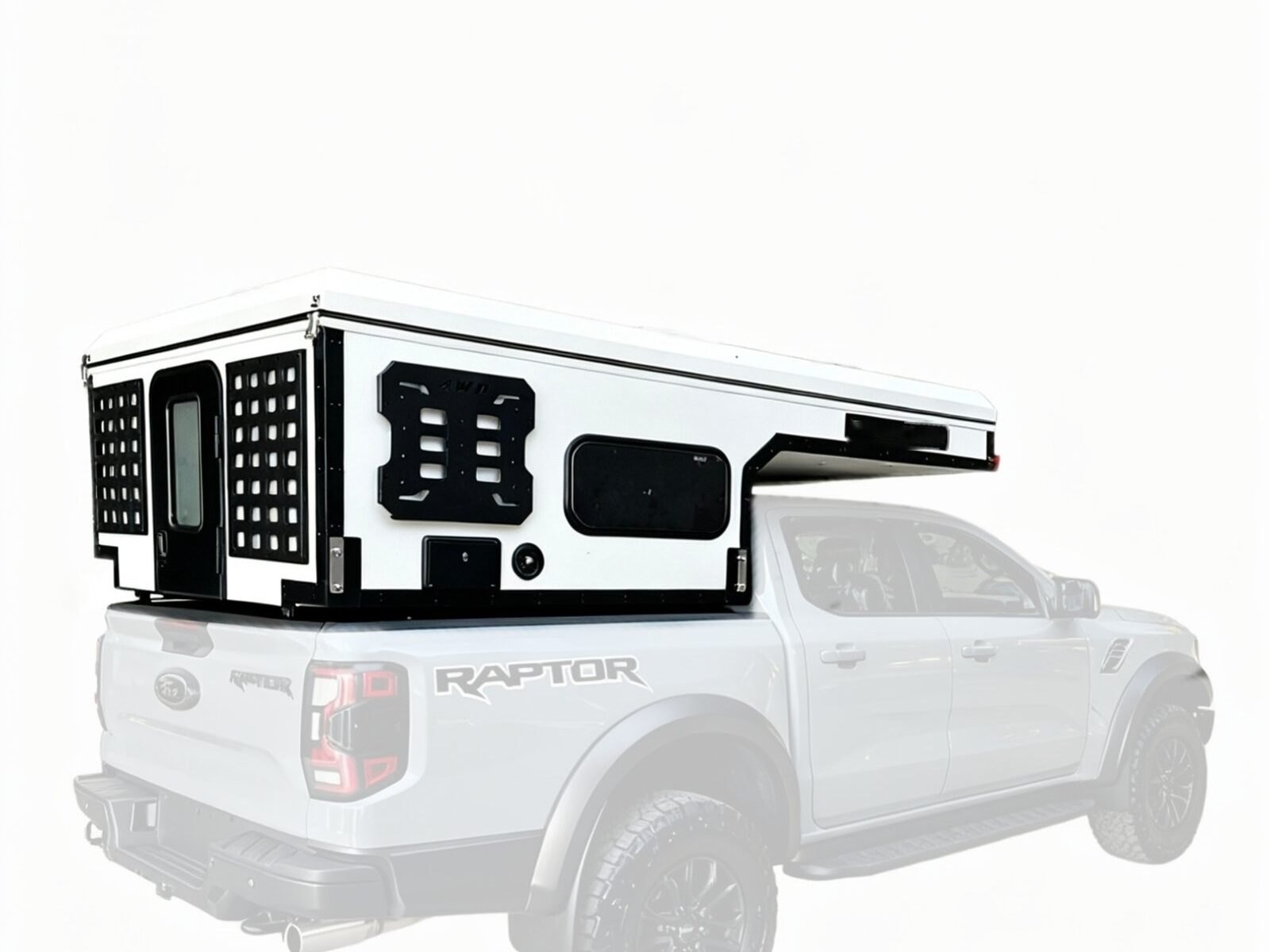 Lys pickup camper med hevet pop-up-tak på lasteplanet til en pickup
